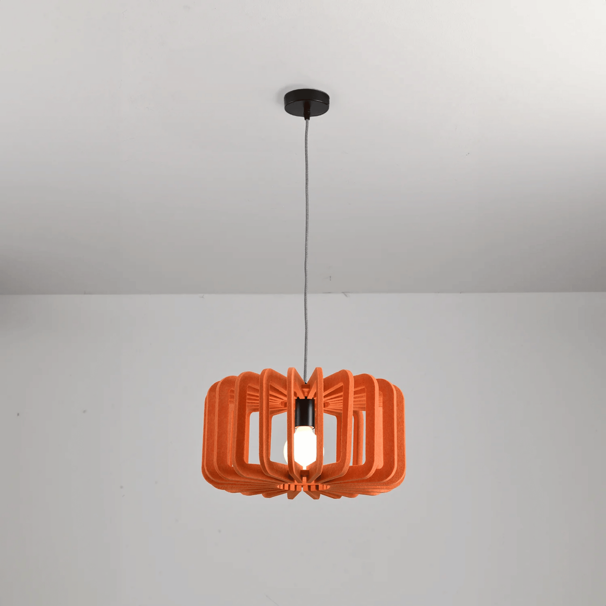 Hanglamp Scandinavisch met Gelameleerde Kap en Akoestisch Viltpaneel