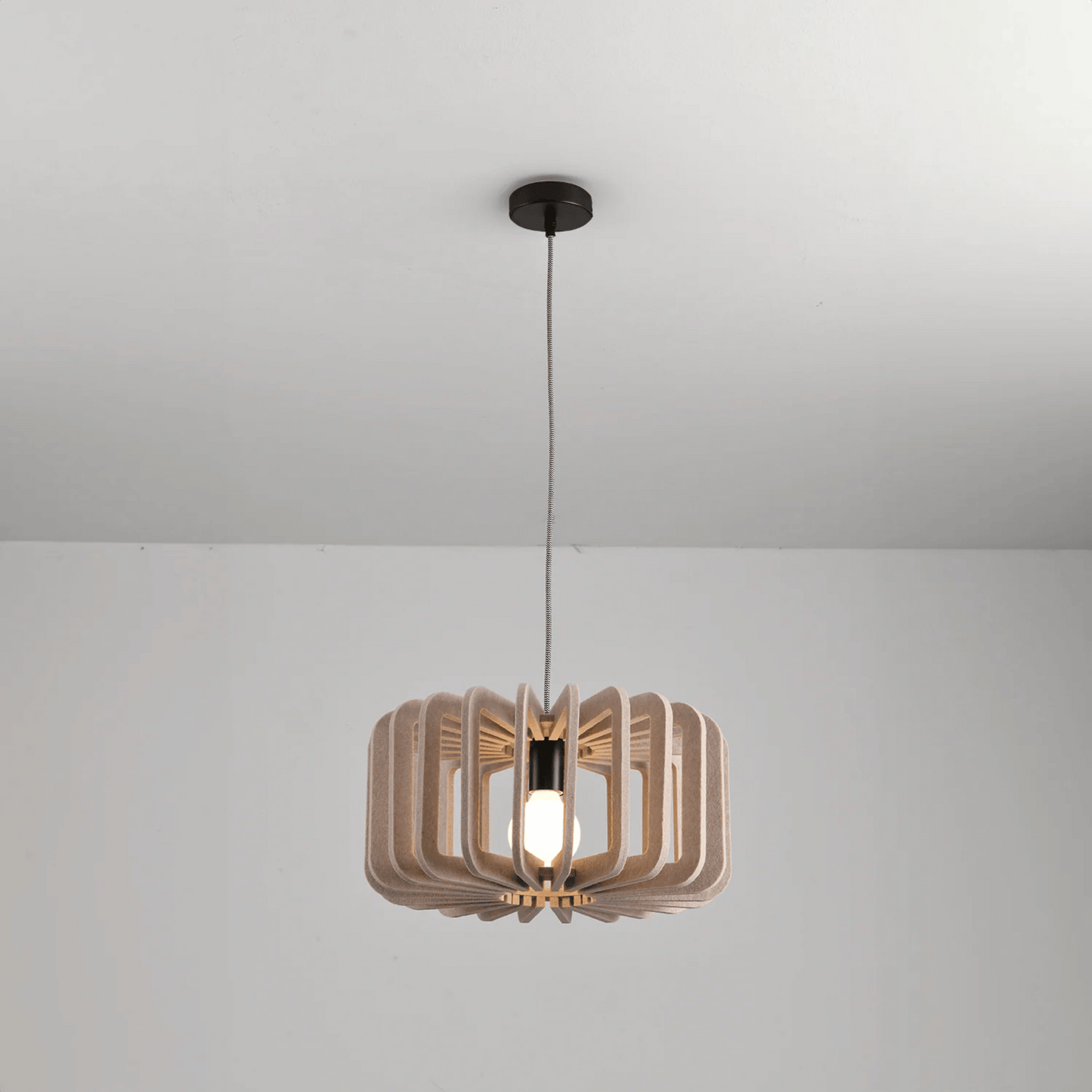 Hanglamp Scandinavisch met Gelameleerde Kap en Akoestisch Viltpaneel