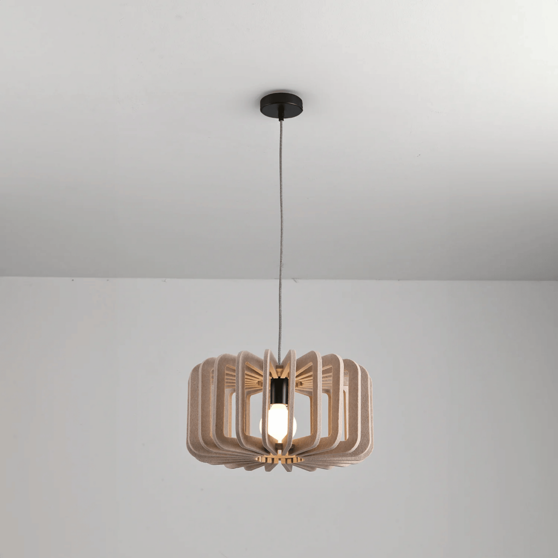 Hanglamp Scandinavisch met Gelameleerde Kap en Akoestisch Viltpaneel