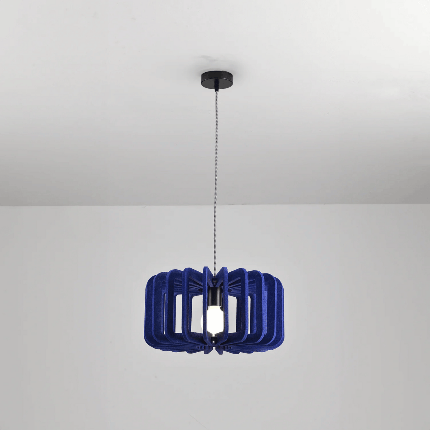 Hanglamp Scandinavisch met Gelameleerde Kap en Akoestisch Viltpaneel