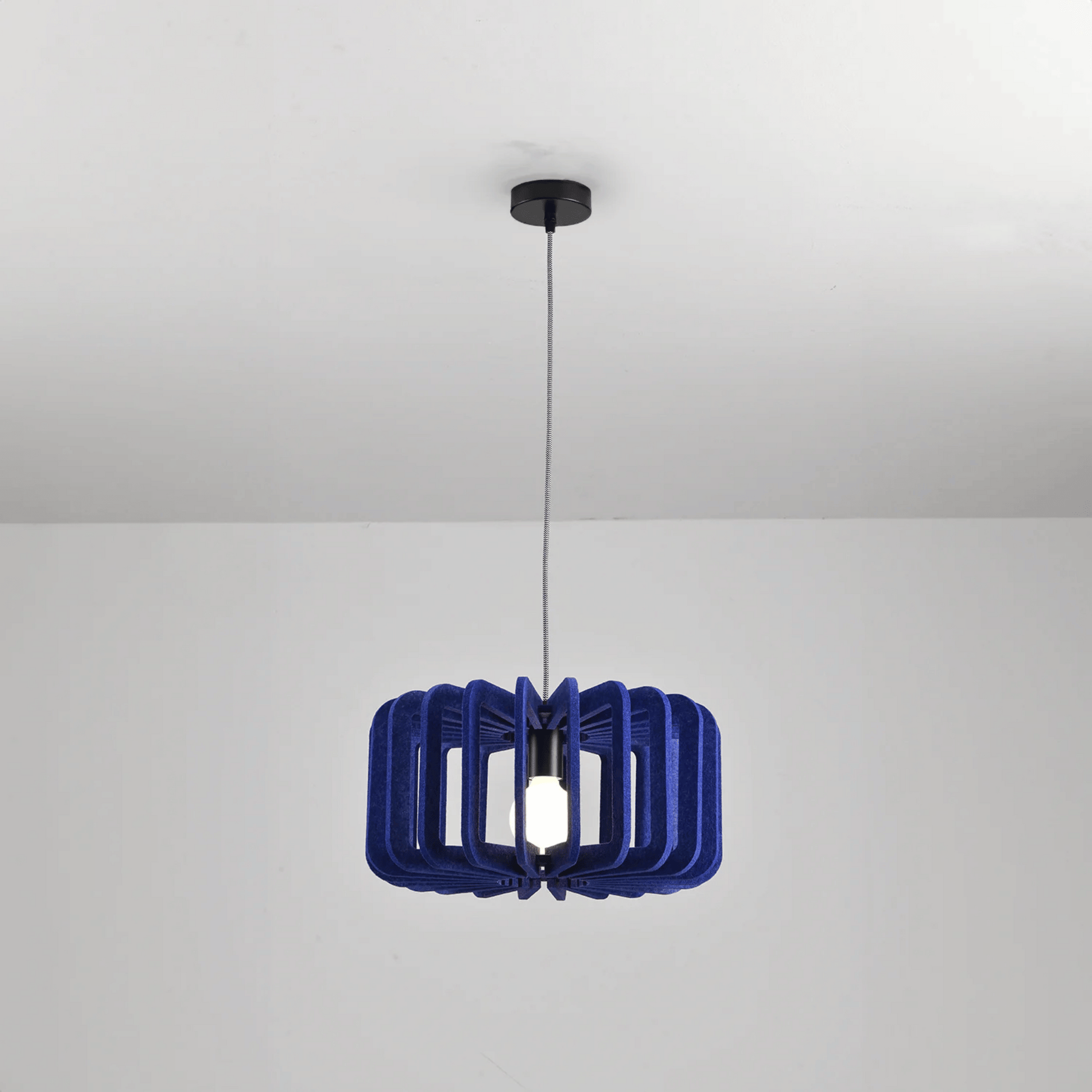 Hanglamp Scandinavisch met Gelameleerde Kap en Akoestisch Viltpaneel