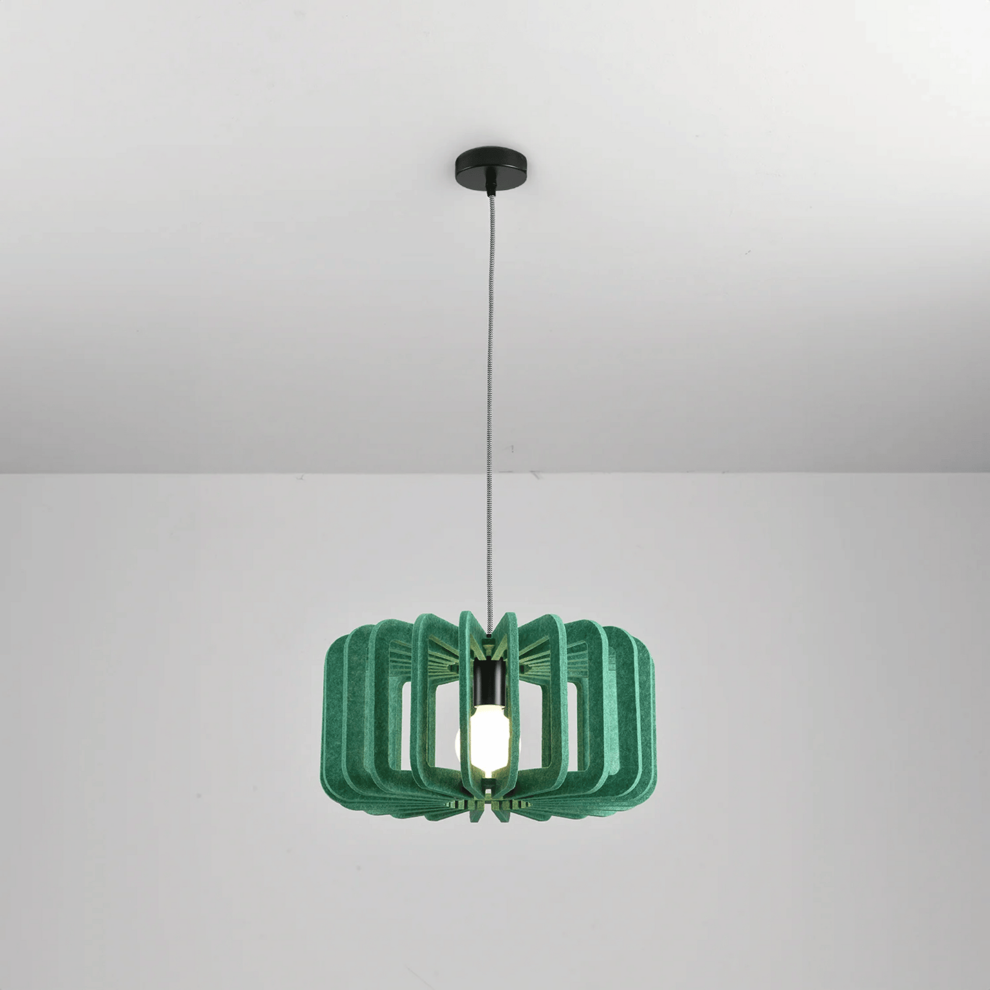Hanglamp Scandinavisch met Gelameleerde Kap en Akoestisch Viltpaneel