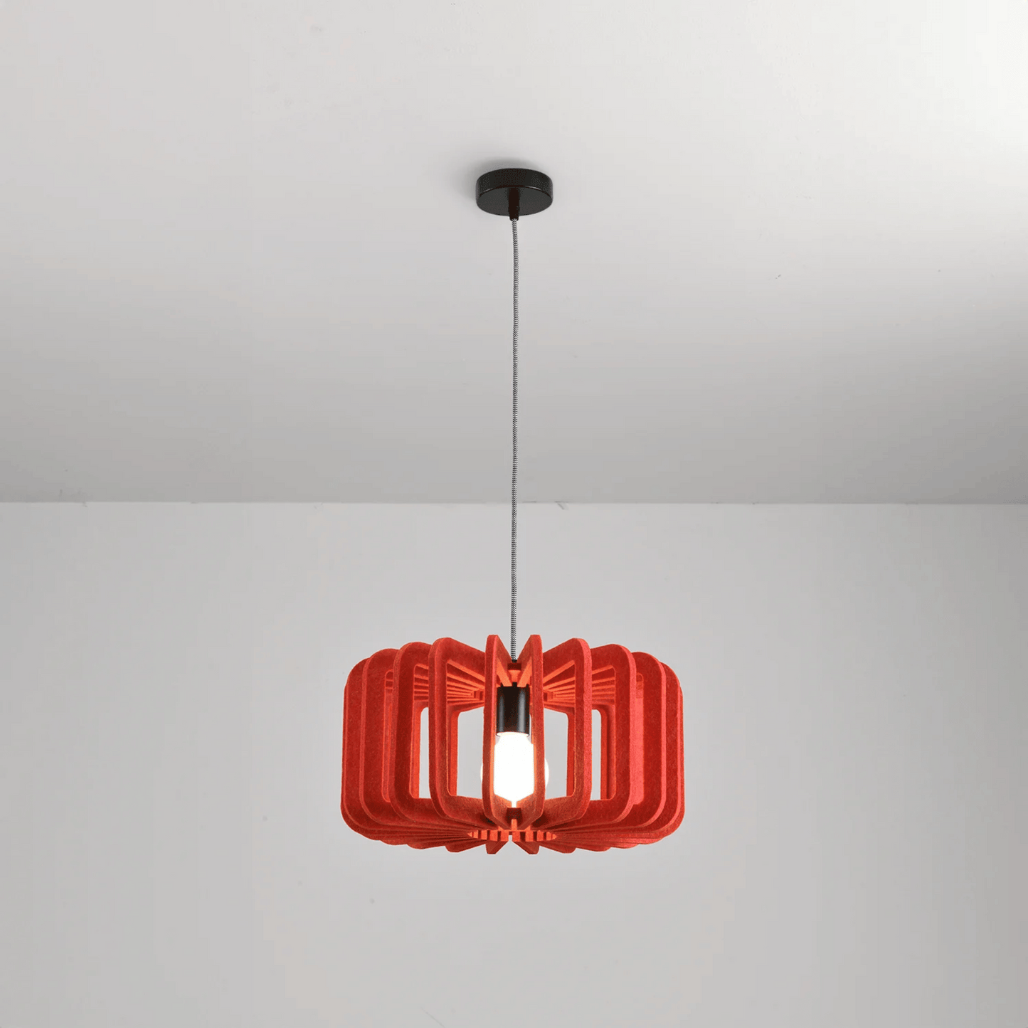 Hanglamp Scandinavisch met Gelameleerde Kap en Akoestisch Viltpaneel ##POS:8##