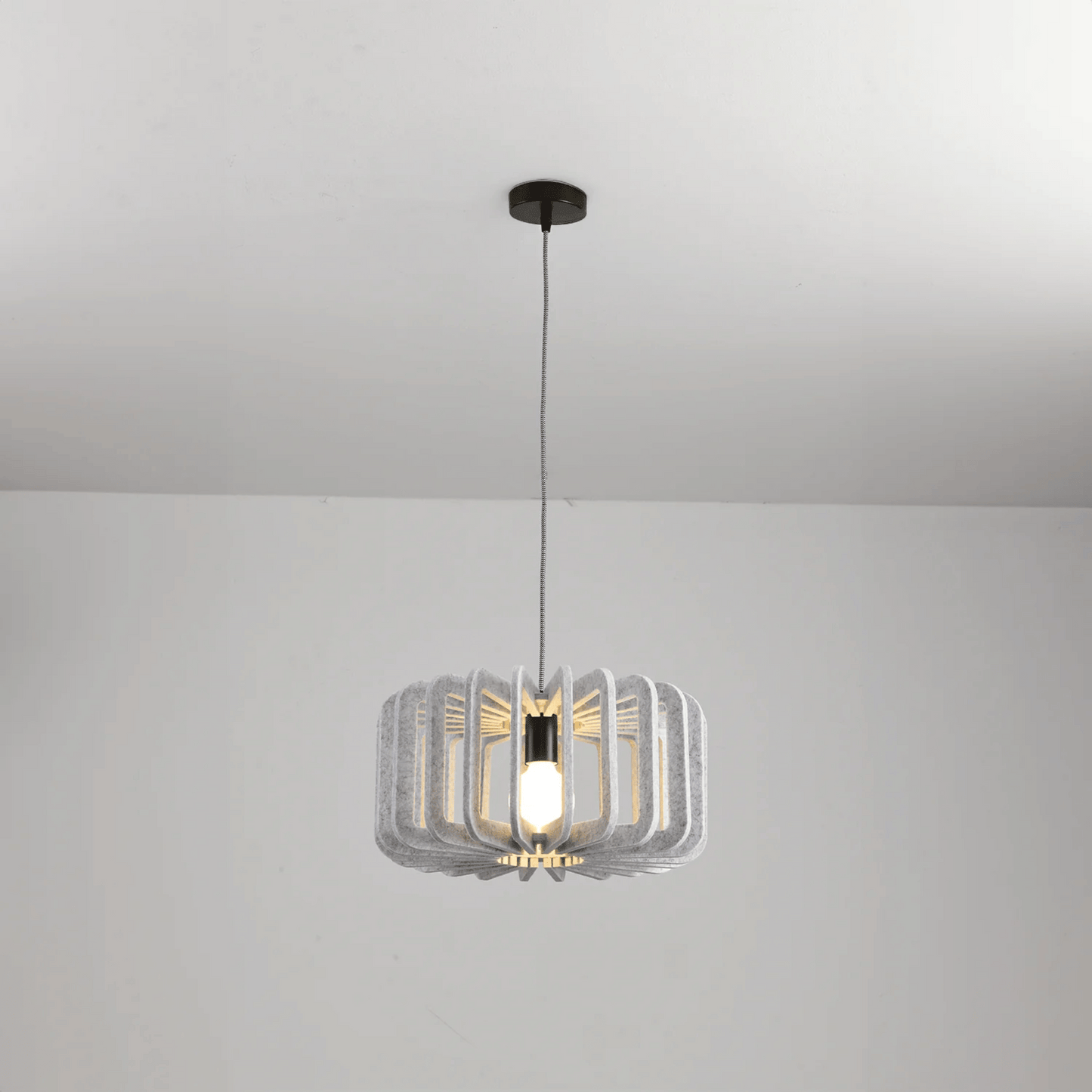 Hanglamp Scandinavisch met Gelameleerde Kap en Akoestisch Viltpaneel ##POS:9##
