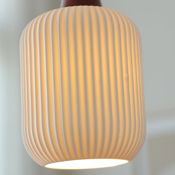 Hanglamp Scandinavisch met Geribbelde Keramieken Kap en Houten Fitting