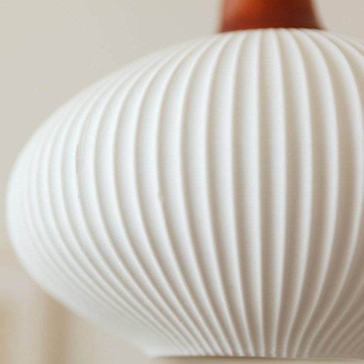 Hanglamp Scandinavisch met Geribbelde Keramieken Kap en Houten Fitting