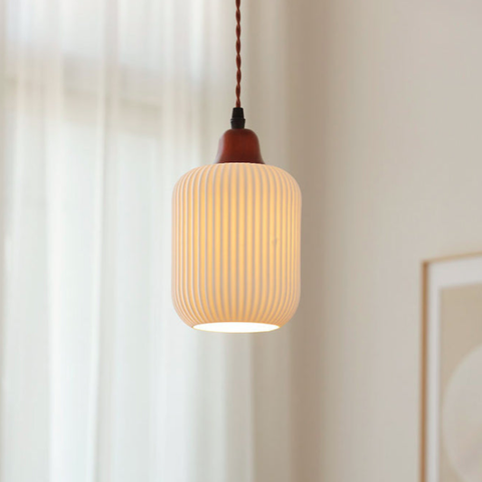 Hanglamp Scandinavisch met Geribbelde Keramieken Kap en Houten Fitting