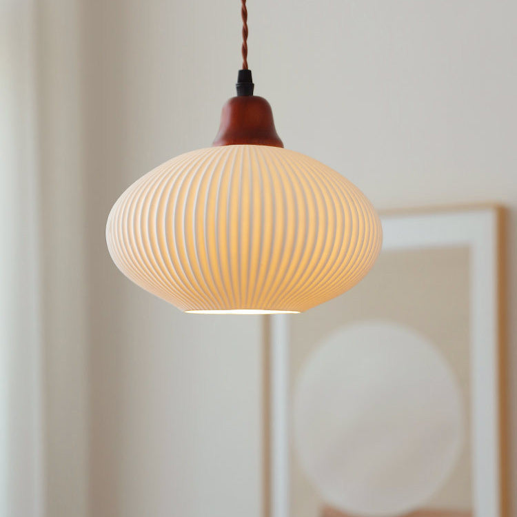 Hanglamp Scandinavisch met Geribbelde Keramieken Kap en Houten Fitting