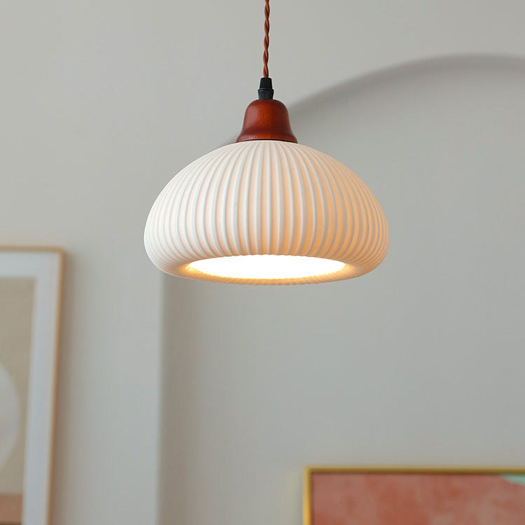 Hanglamp Scandinavisch met Geribbelde Keramieken Kap en Houten Fitting