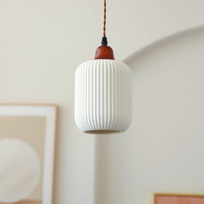 Hanglamp Scandinavisch met Geribbelde Keramieken Kap en Houten Fitting