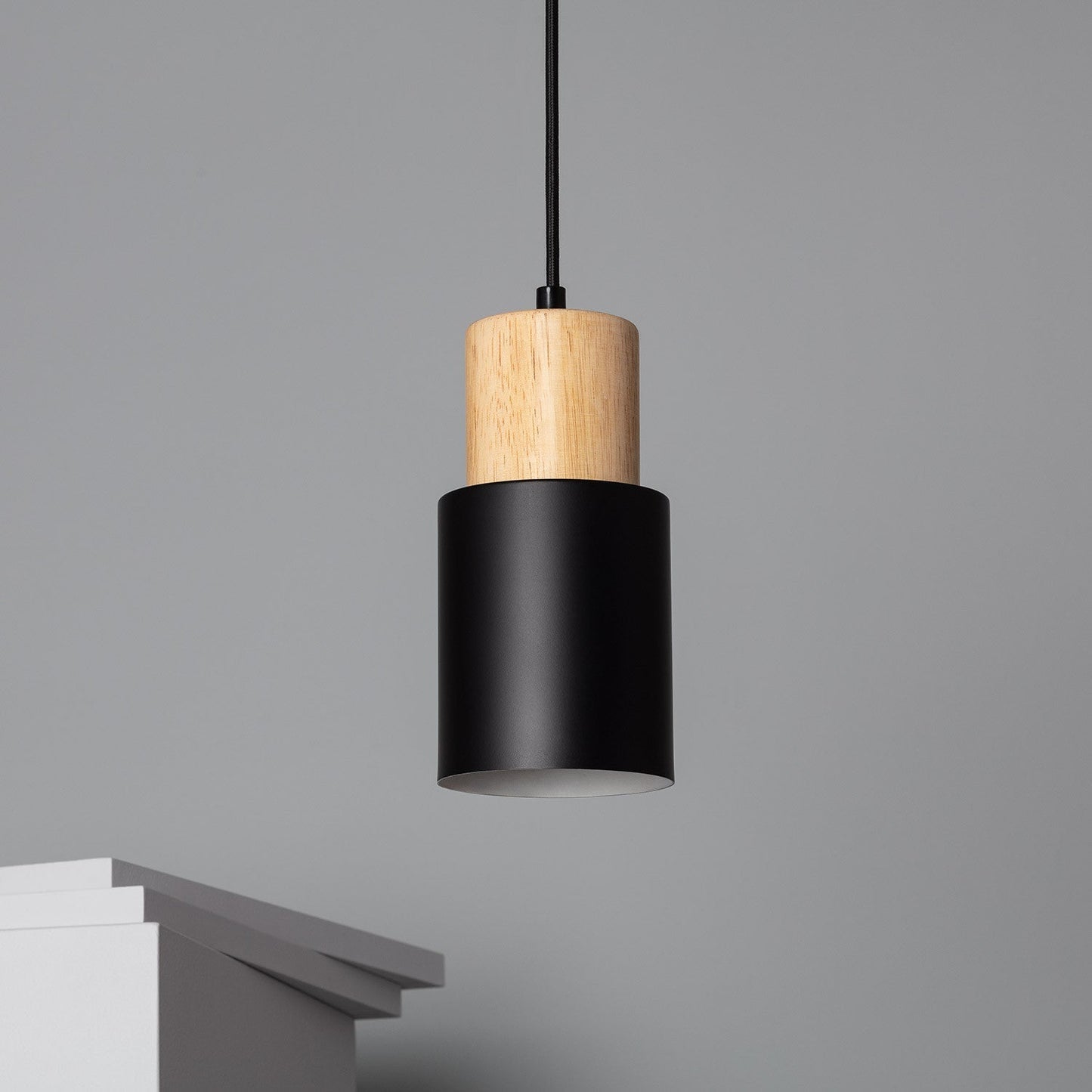 Hanglamp Scandinavisch met Houten Fitting en Cilindervormige Metalen Kap