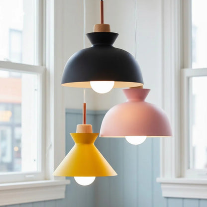 Hanglamp Scandinavisch met Houten Fitting en Metalen Kap