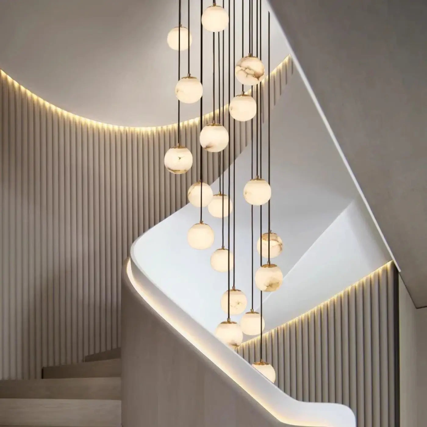 Hanglamp Trap Modern met Marmeren Glazen Bollen en Messing Afwerking