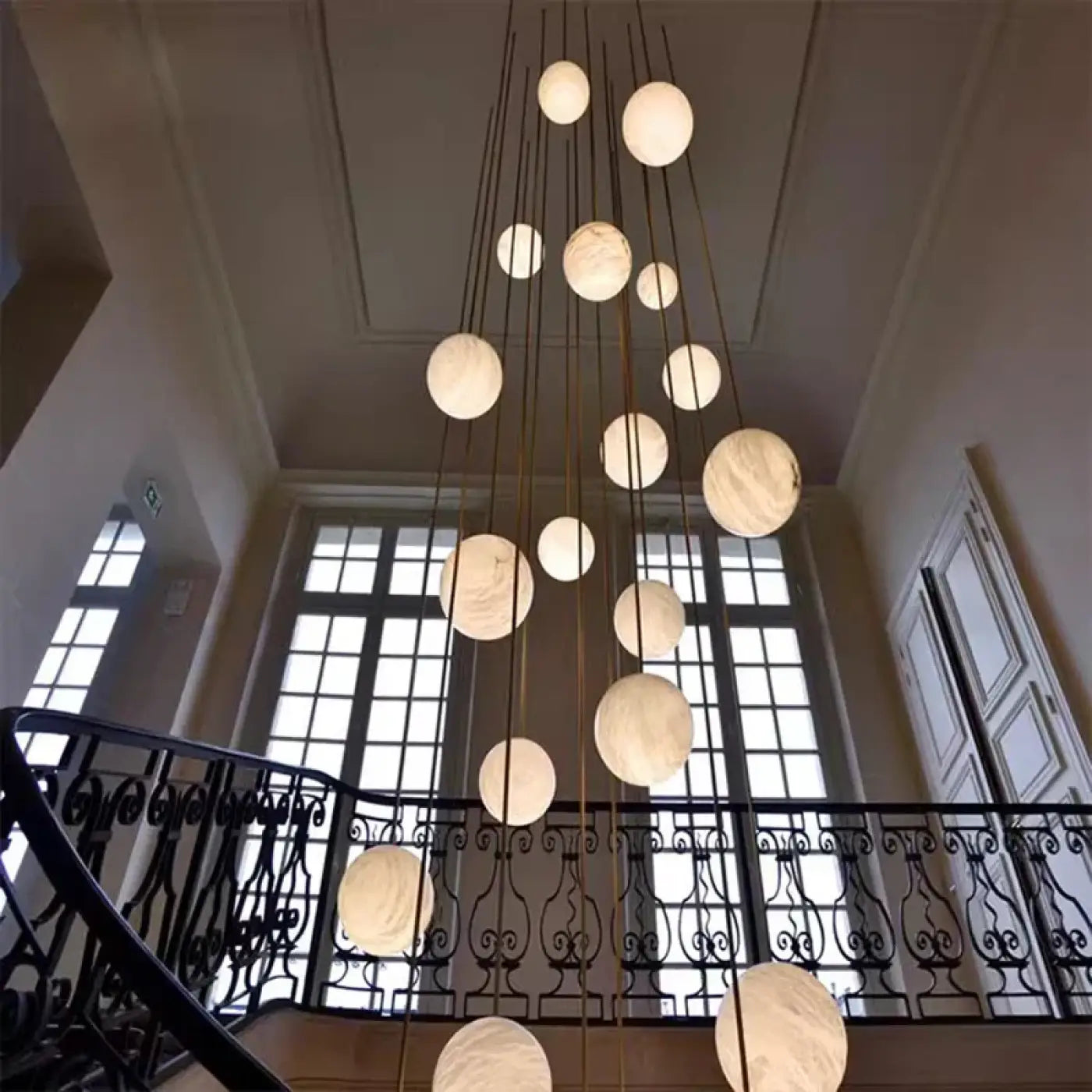 Hanglamp Trap Modern met Marmeren Glazen Bollen en Messing Afwerking