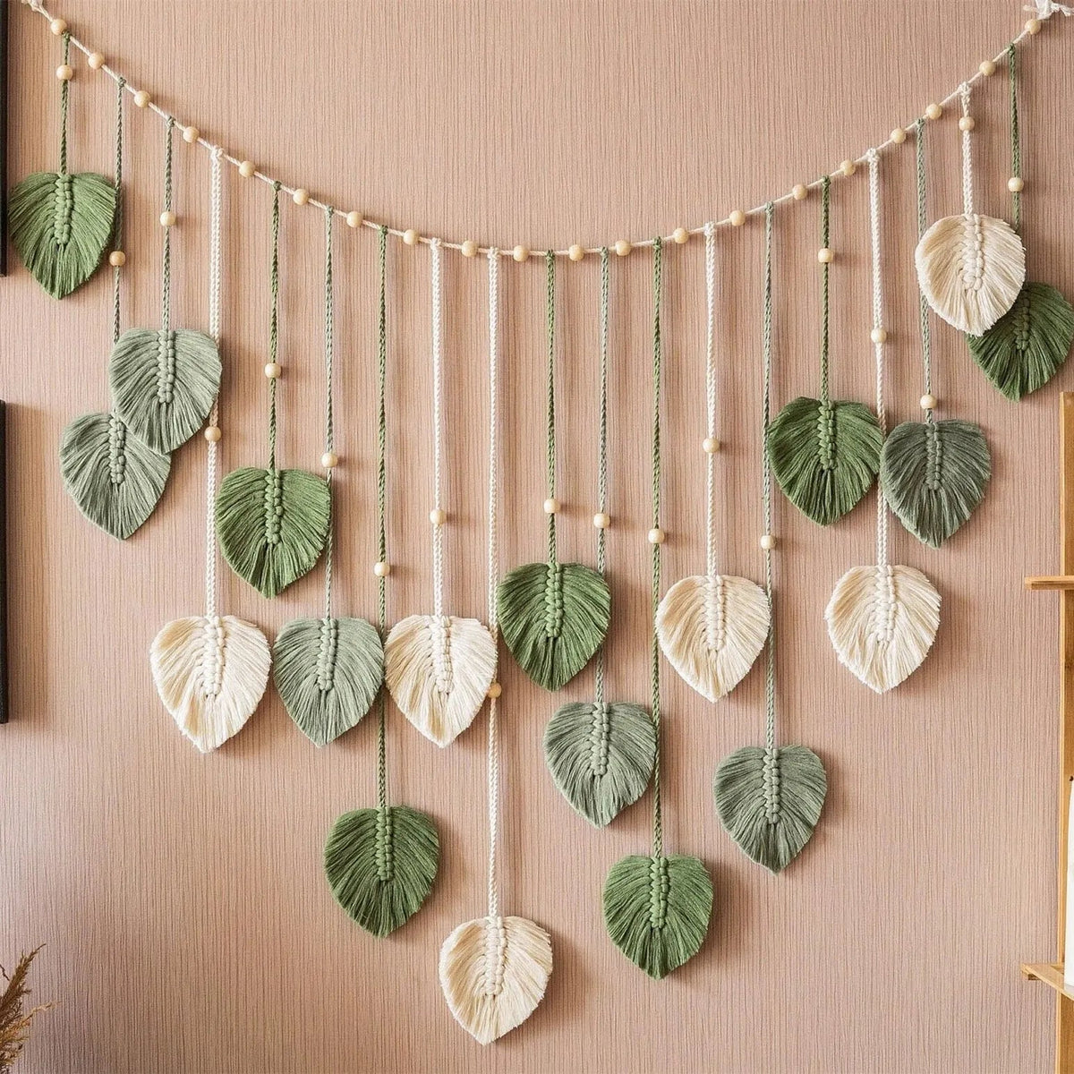 Macramé Wanddecoratie met Bladvormige Hangers en Houten Kralen