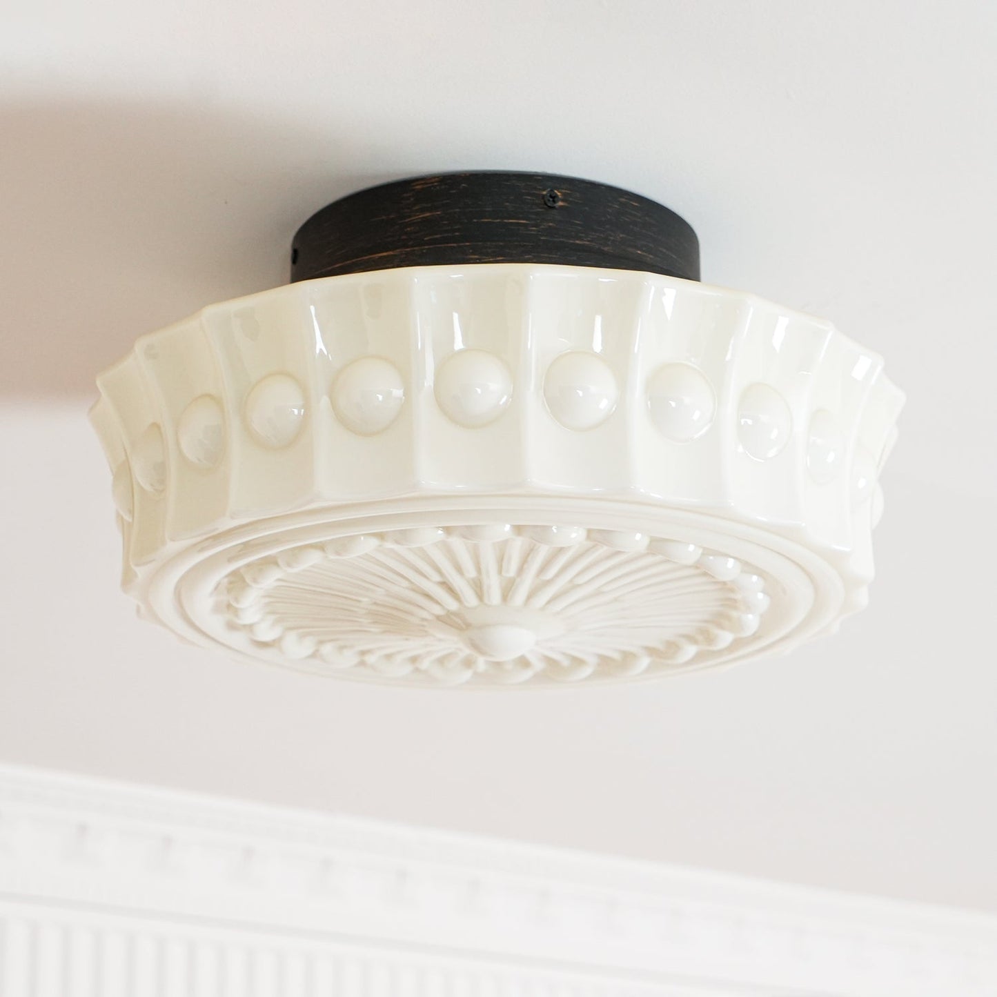 Plafondlamp Art Deco met Gegraveerde Glazen Kap en Ronde Vorm