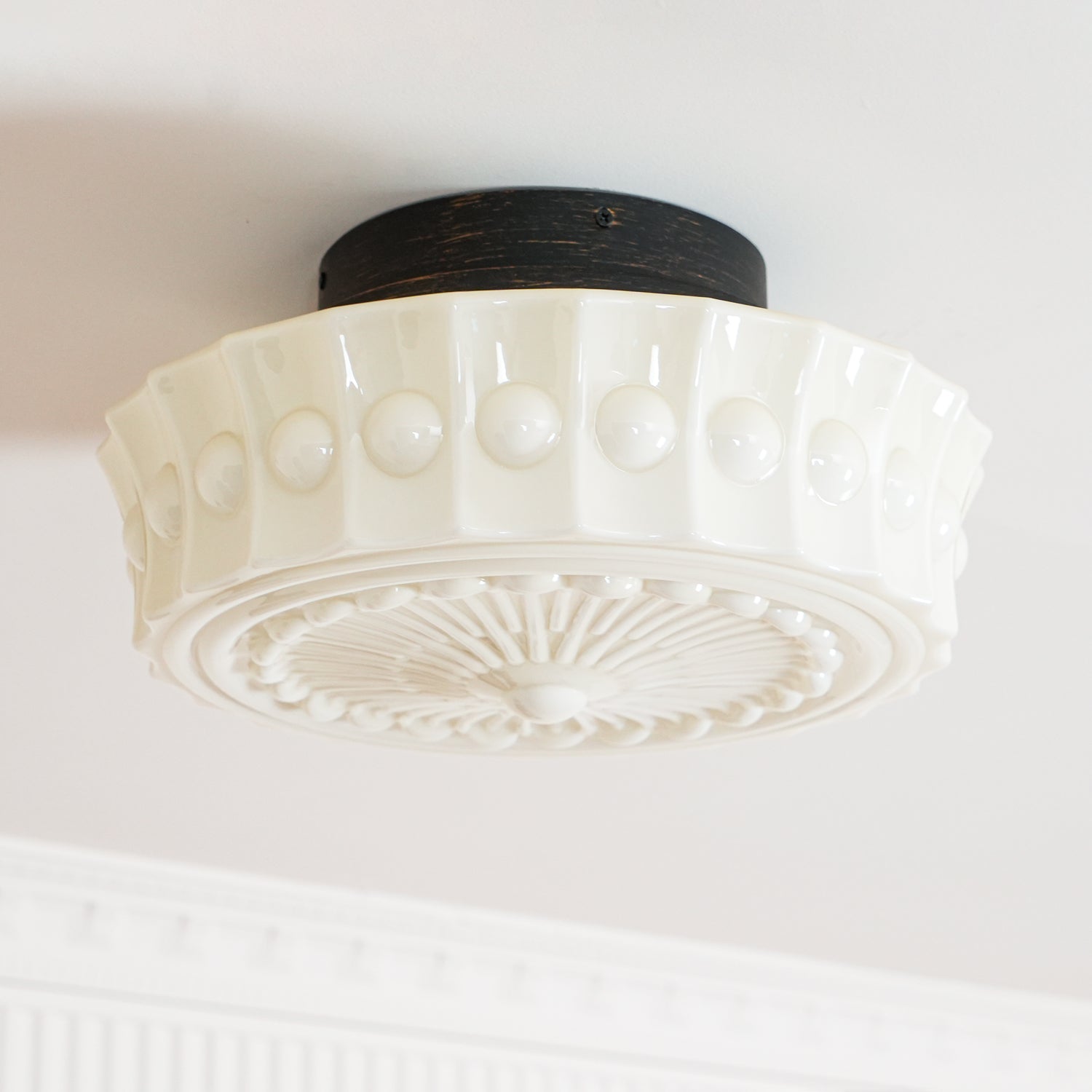 Plafondlamp Art Deco met Gegraveerde Glazen Kap en Ronde Vorm