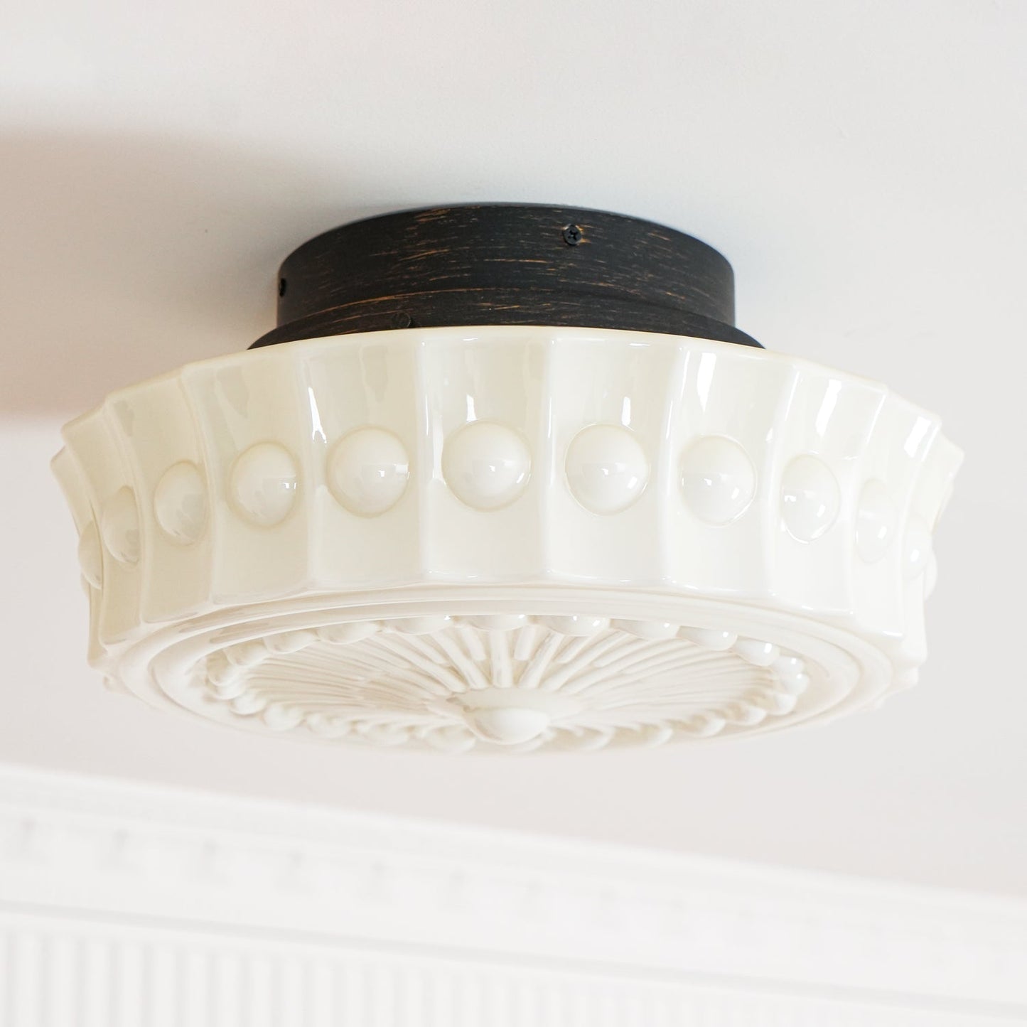Plafondlamp Art Deco met Gegraveerde Glazen Kap en Ronde Vorm