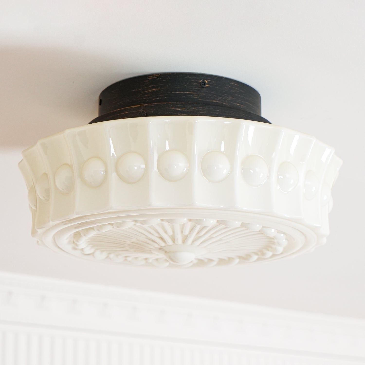 Plafondlamp Art Deco met Gegraveerde Glazen Kap en Ronde Vorm