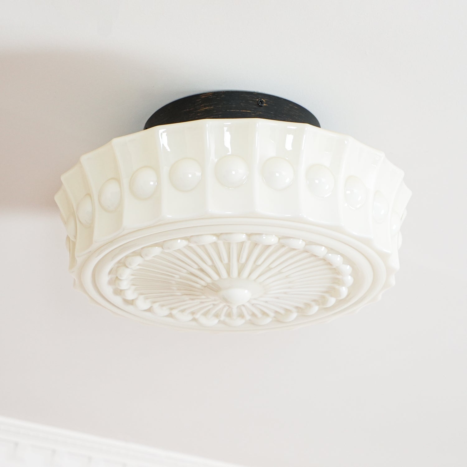 Plafondlamp Art Deco met Gegraveerde Glazen Kap en Ronde Vorm