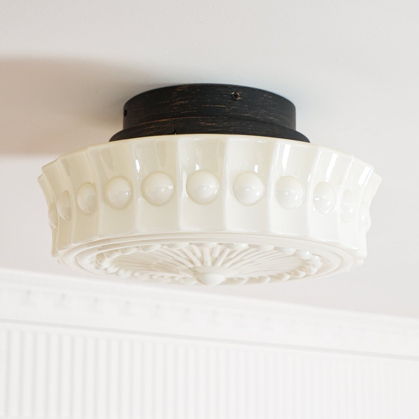 Plafondlamp Art Deco met Gegraveerde Glazen Kap en Ronde Vorm