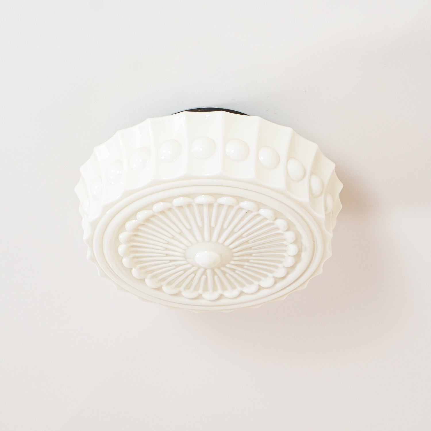 Plafondlamp Art Deco met Gegraveerde Glazen Kap en Ronde Vorm