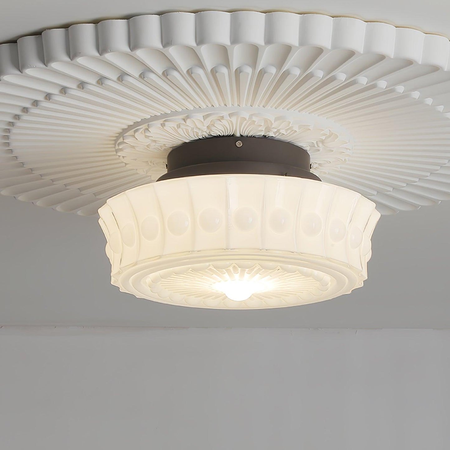 Plafondlamp Art Deco met Gegraveerde Glazen Kap en Ronde Vorm