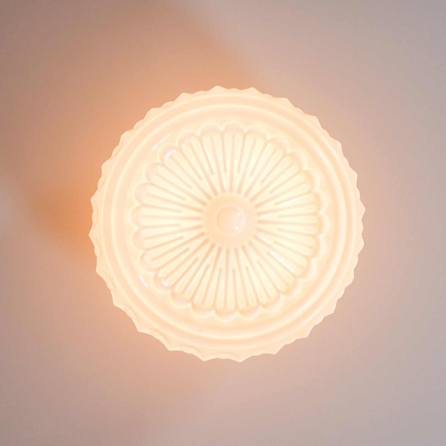 Plafondlamp Art Deco met Gegraveerde Glazen Kap en Ronde Vorm