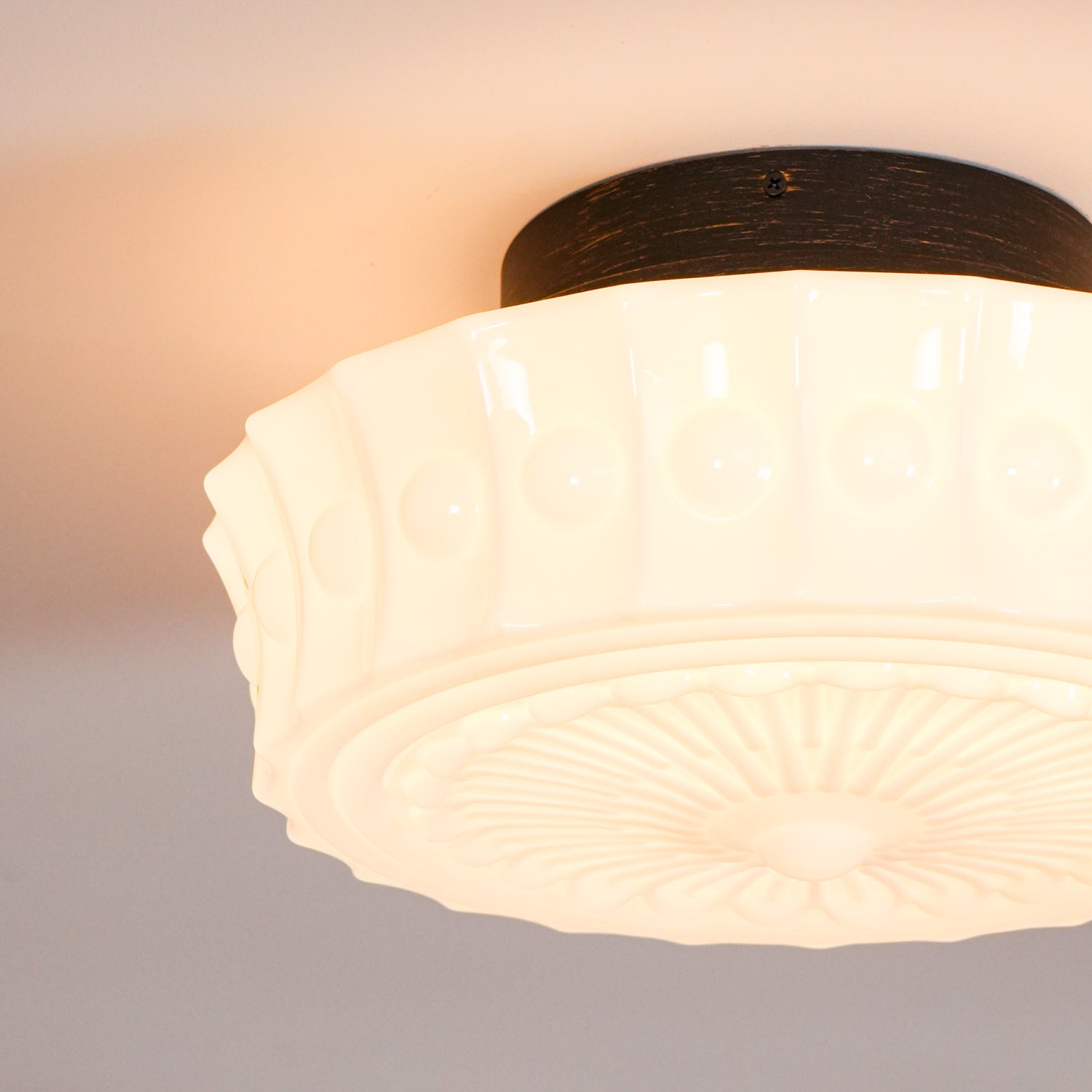 Plafondlamp Art Deco met Gegraveerde Glazen Kap en Ronde Vorm