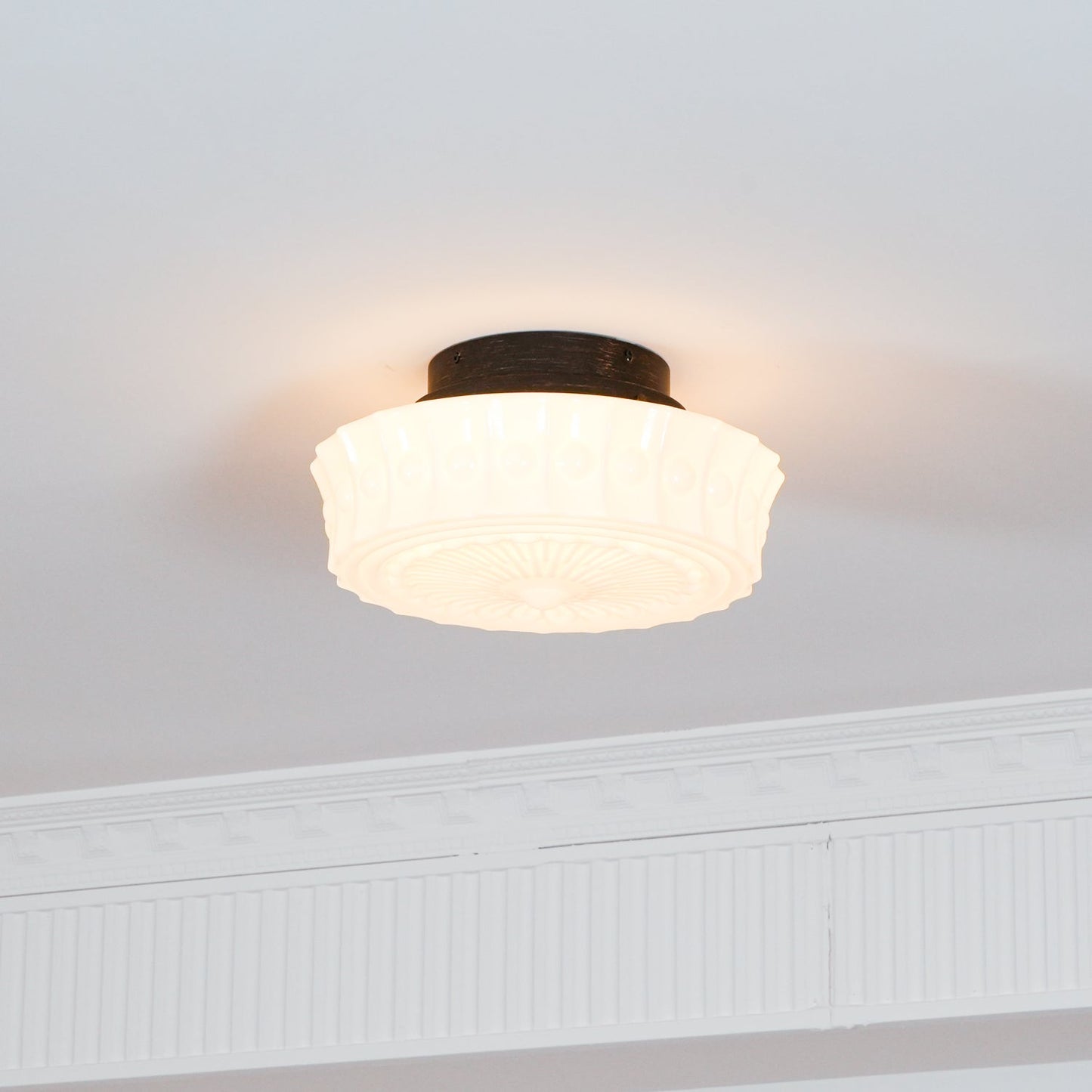 Plafondlamp Art Deco met Gegraveerde Glazen Kap en Ronde Vorm