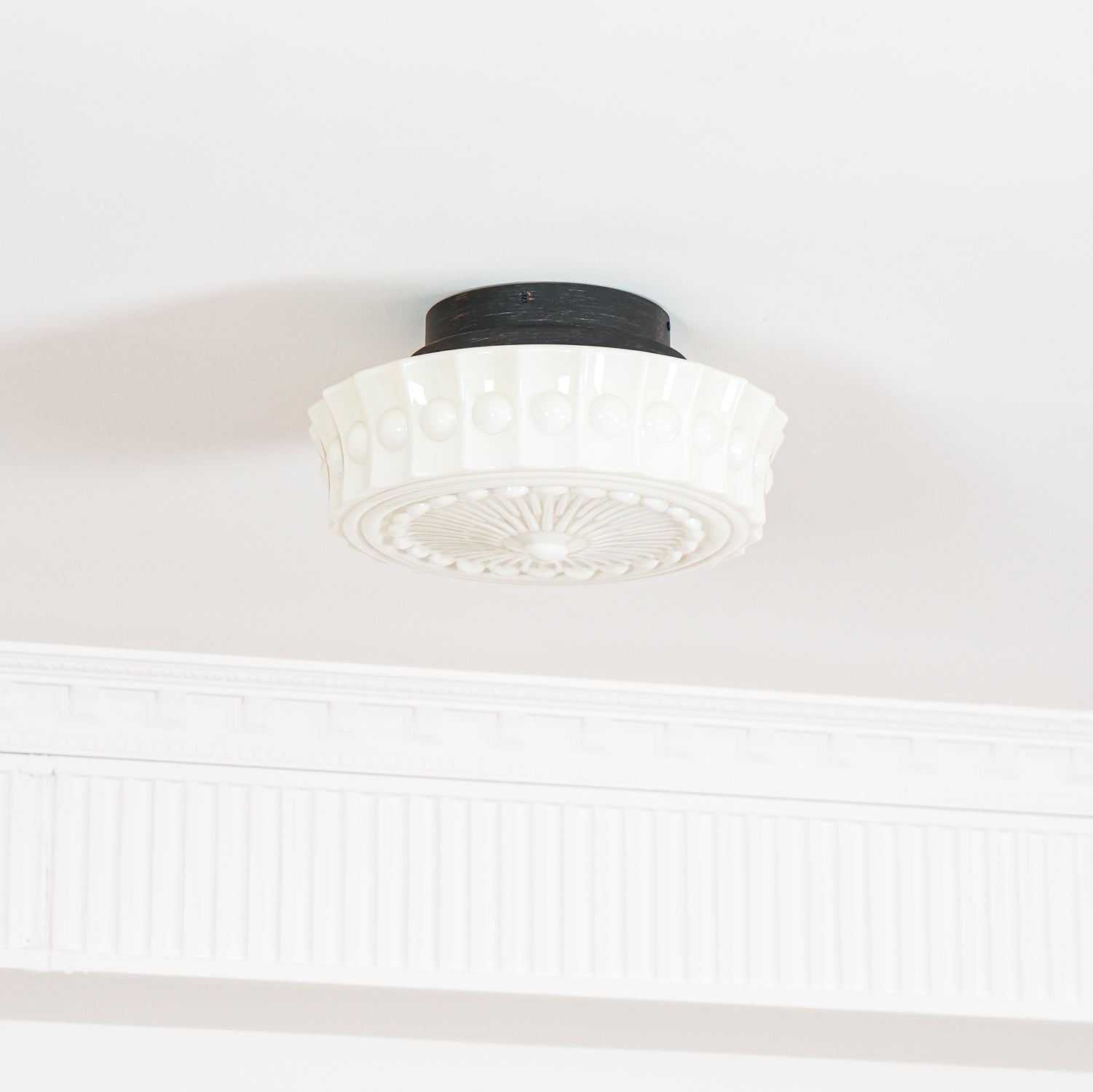 Plafondlamp Art Deco met Gegraveerde Glazen Kap en Ronde Vorm