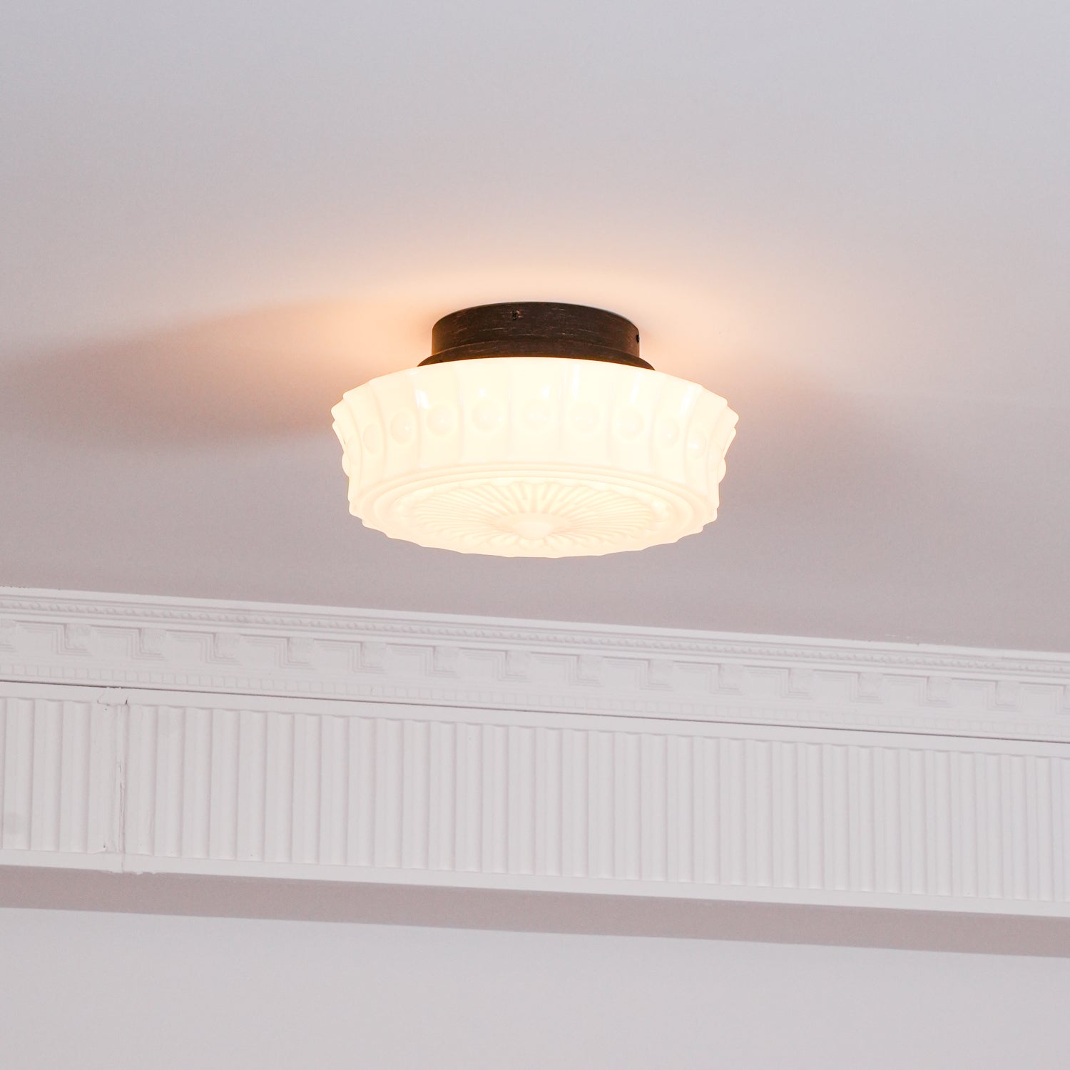 Plafondlamp Art Deco met Gegraveerde Glazen Kap en Ronde Vorm