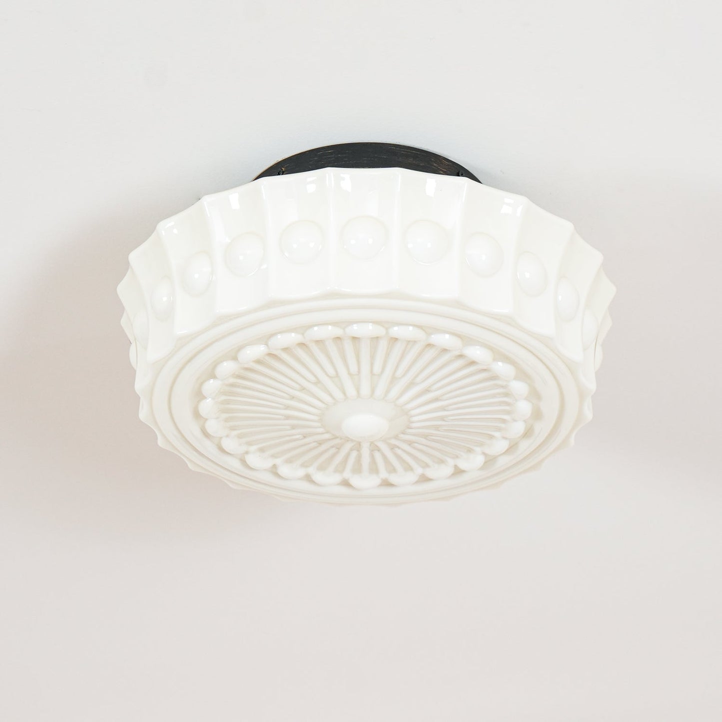 Plafondlamp Art Deco met Gegraveerde Glazen Kap en Ronde Vorm