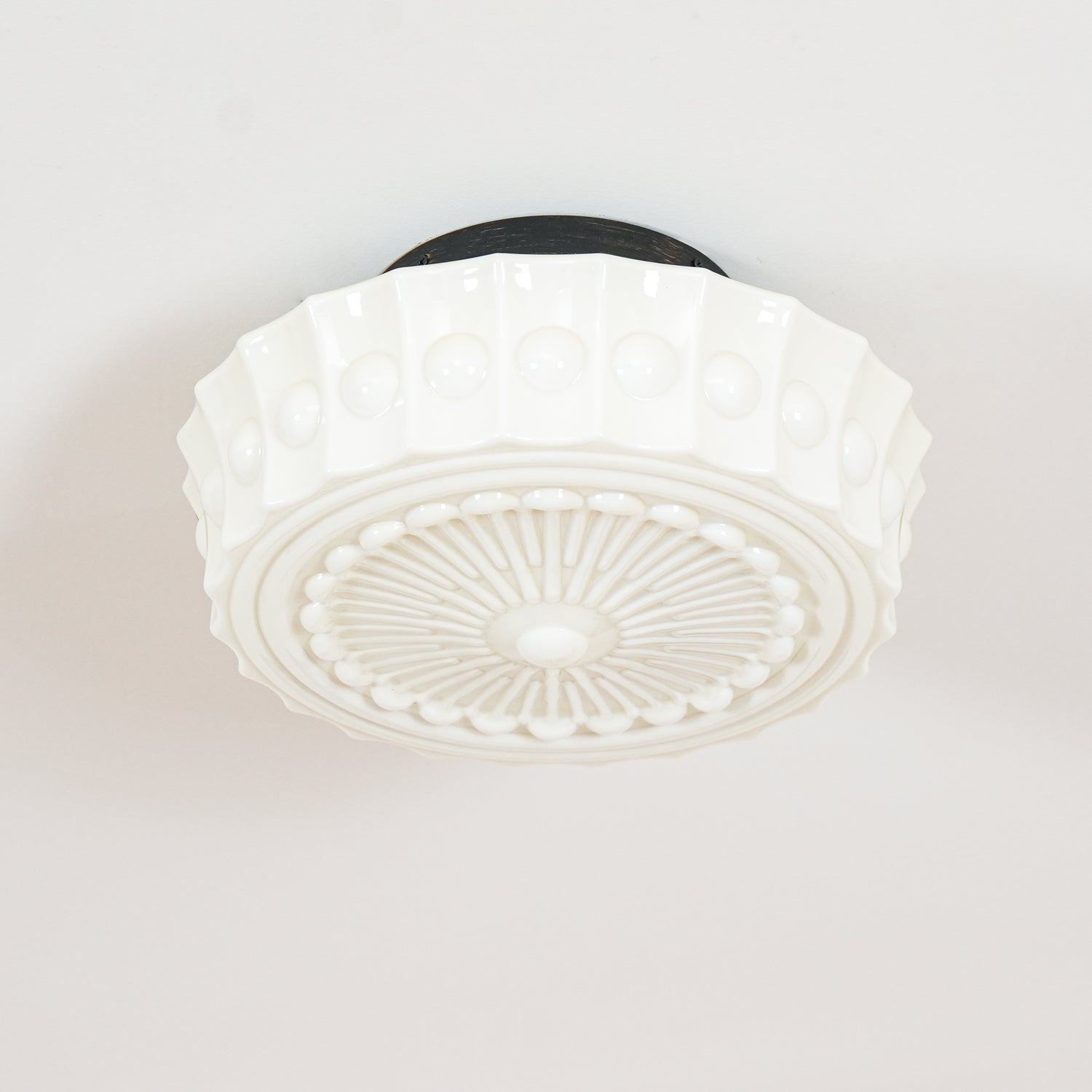 Plafondlamp Art Deco met Gegraveerde Glazen Kap en Ronde Vorm