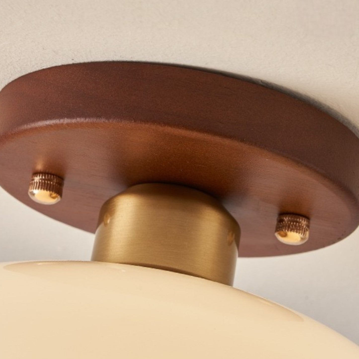 Plafondlamp Bauhaus Stijl met Crème Glazen Kap en Houten Basis