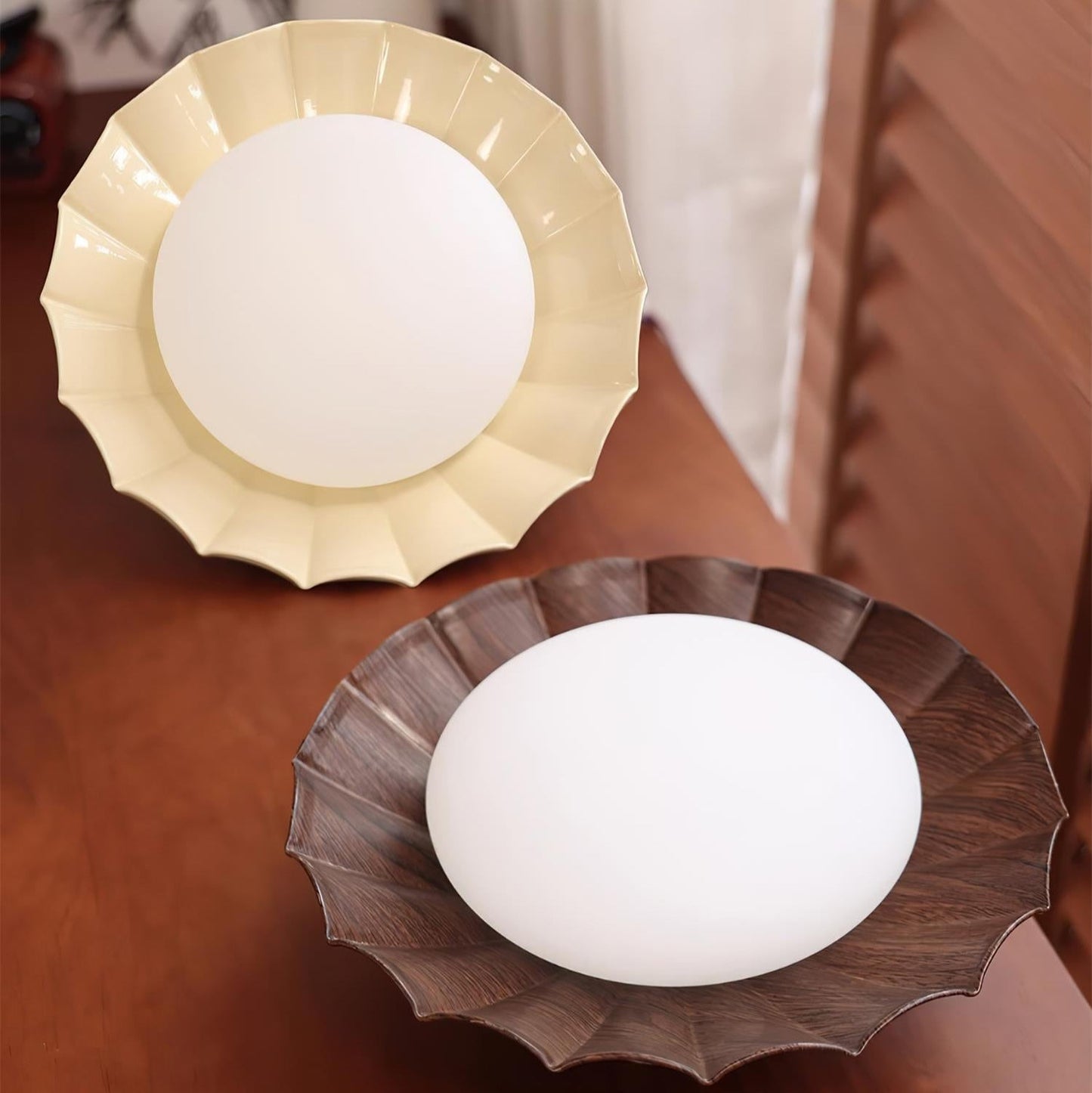 Plafondlamp Bohemian met Gegolfde Kap en Opaalwitte Bol