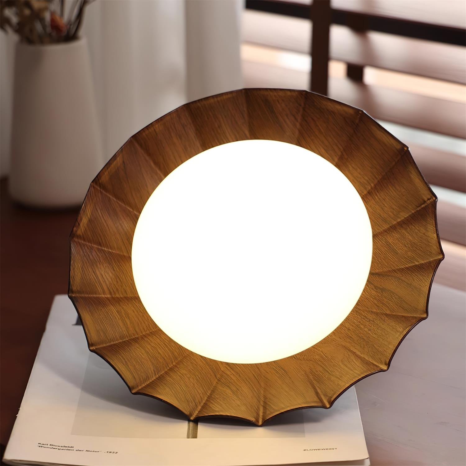 Plafondlamp Bohemian met Gegolfde Kap en Opaalwitte Bol