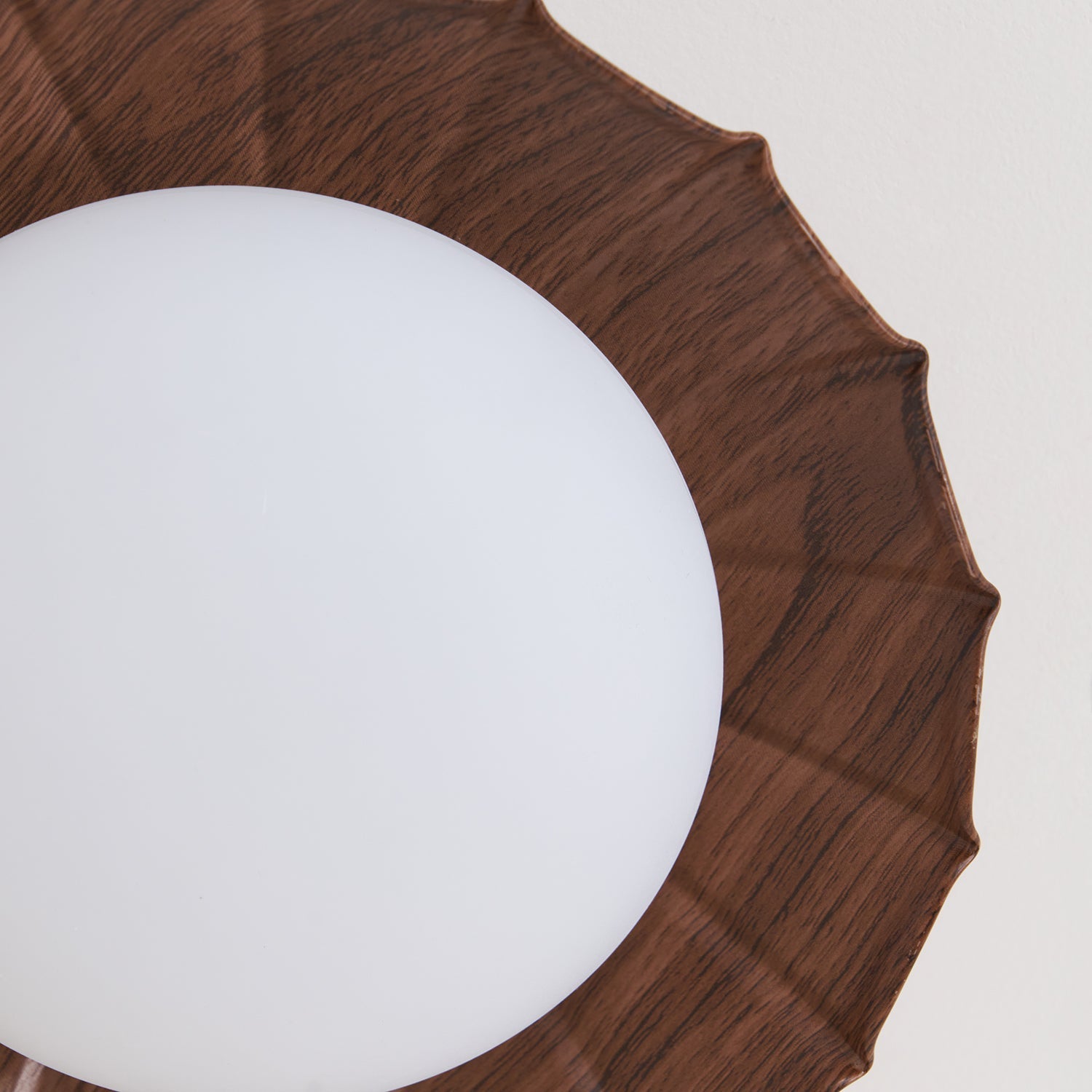 Plafondlamp Bohemian met Gegolfde Kap en Opaalwitte Bol