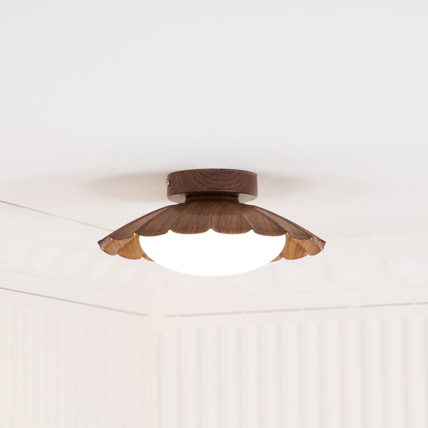 Plafondlamp Bohemian met Gegolfde Kap en Opaalwitte Bol