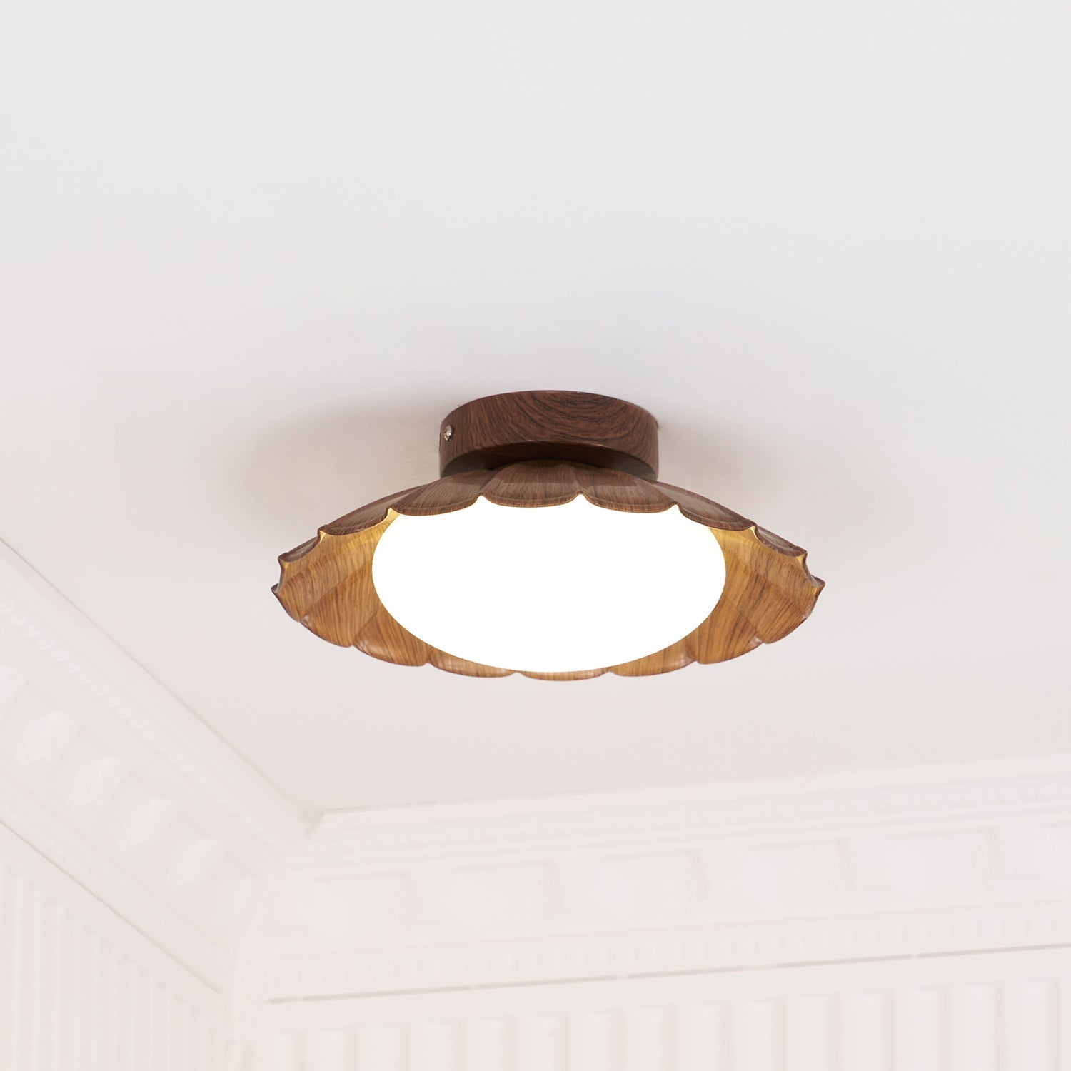 Plafondlamp Bohemian met Gegolfde Kap en Opaalwitte Bol