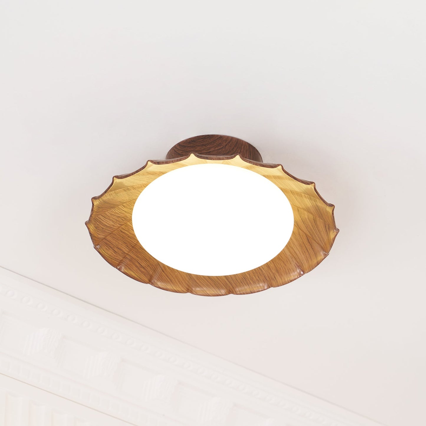 Plafondlamp Bohemian met Gegolfde Kap en Opaalwitte Bol ##POS:24##