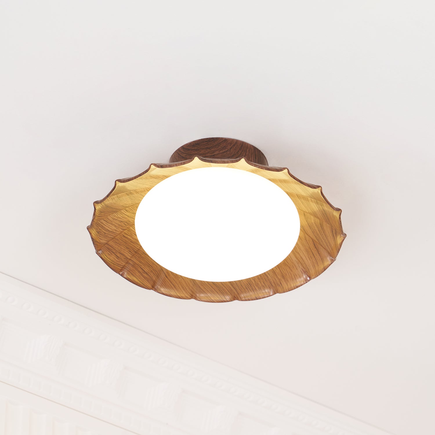 Plafondlamp Bohemian met Gegolfde Kap en Opaalwitte Bol ##POS:24##
