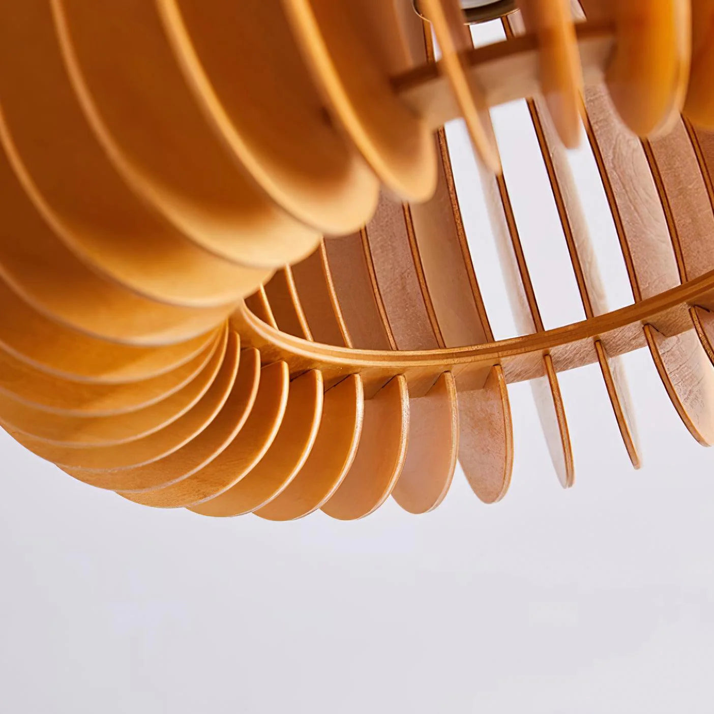 Plafondlamp Scandinavisch met Houten Lattenwerk en Koepelvorm
