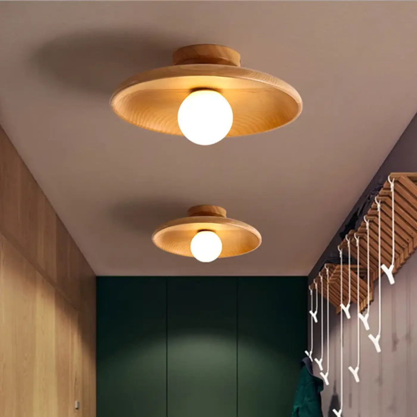 Plafondlamp Scandinavisch met Ronde Houten Kap en Glazen Bol