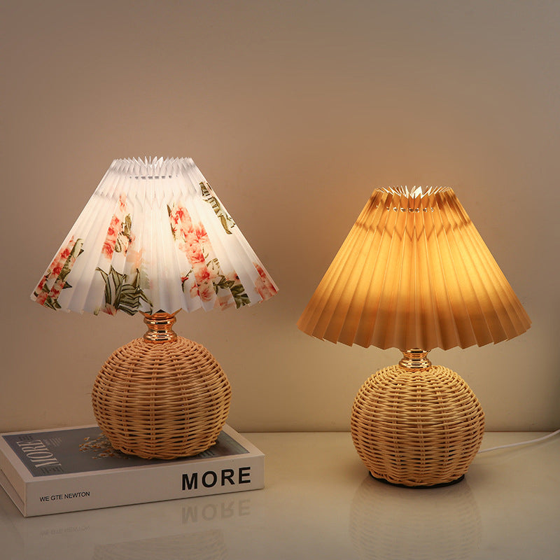 Tafellamp Bohemian met Gevlochten Rotan Voet en Geplooide Kap