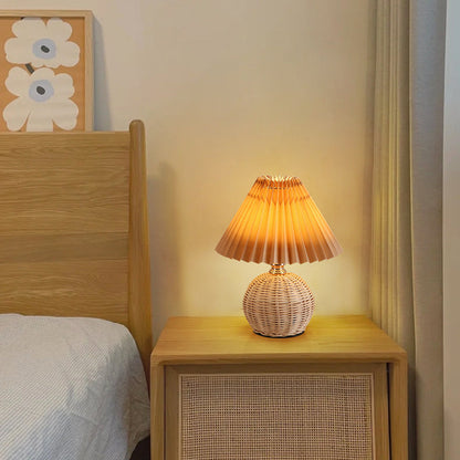 Tafellamp Bohemian met Gevlochten Rotan Voet en Geplooide Kap