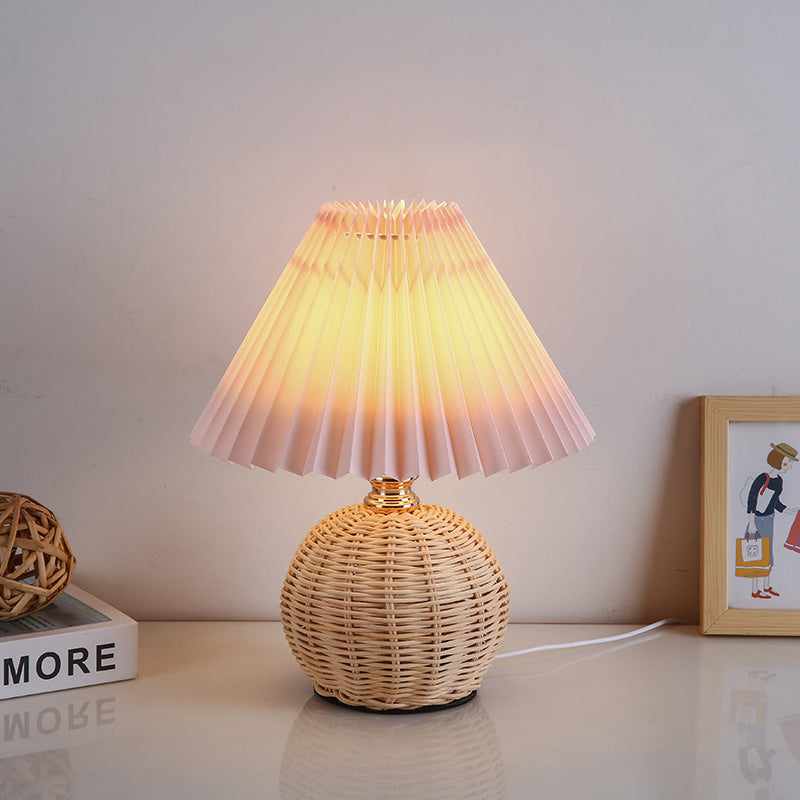 Tafellamp Bohemian met Gevlochten Rotan Voet en Geplooide Kap