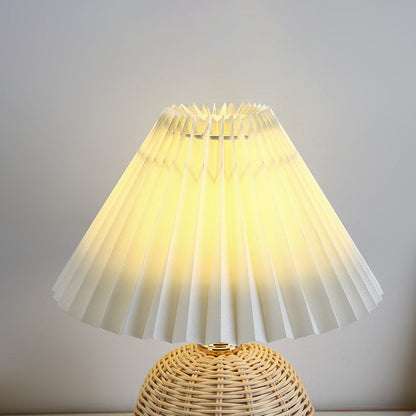 Tafellamp Bohemian met Gevlochten Rotan Voet en Geplooide Kap