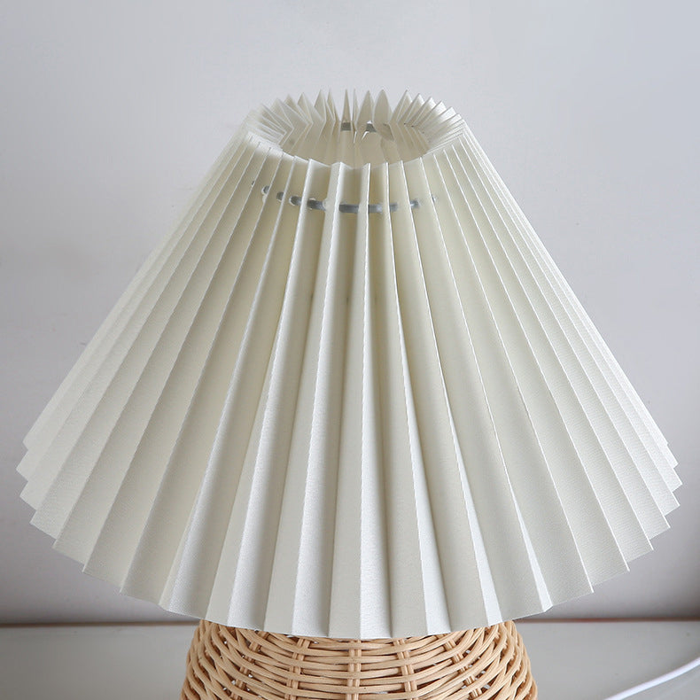 Tafellamp Bohemian met Gevlochten Rotan Voet en Geplooide Kap
