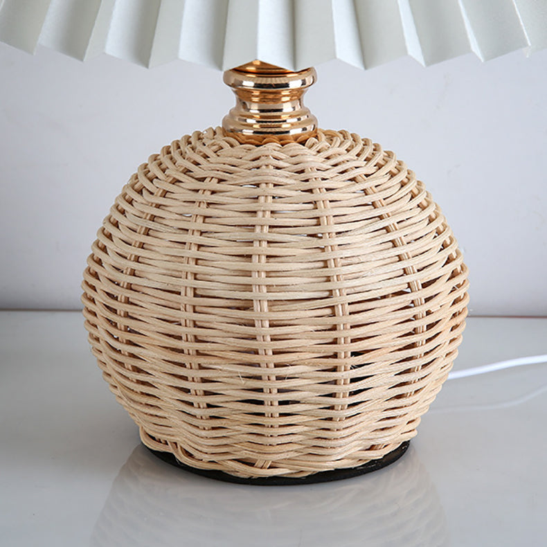 Tafellamp Bohemian met Gevlochten Rotan Voet en Geplooide Kap